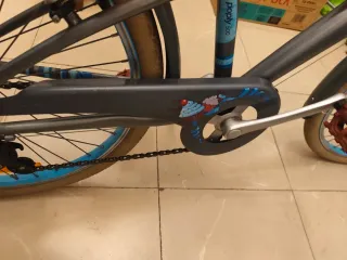 Bicicleta plateada con detalles azules