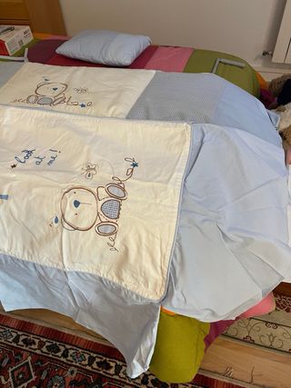 Cuna de madera regalo colcha, juego sábanas y prot