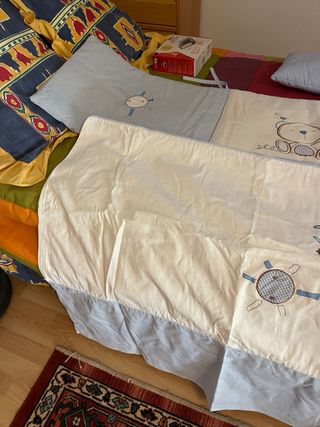 Cuna de madera regalo colcha, juego sábanas y prot