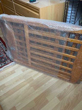 Cuna de madera regalo colcha, juego sábanas y prot