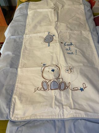 Cuna de madera regalo colcha, juego sábanas y prot