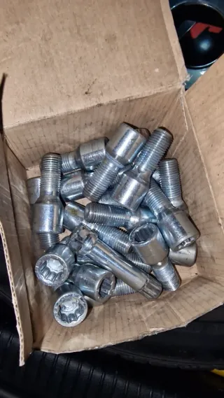 Tornillos para Llantas JR18