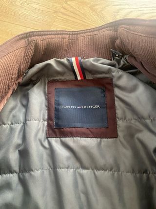 Cazadora Tommy Hilfiger color berenjena