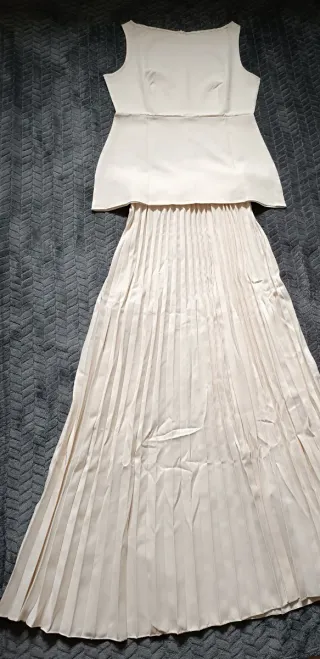 Conjunto top y falda plisada beige