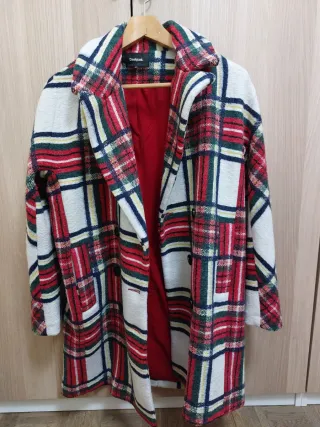 Abrigo Desigual cuadros a estrwnar. Talla 38.