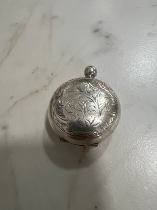 Monedero de plata grabado