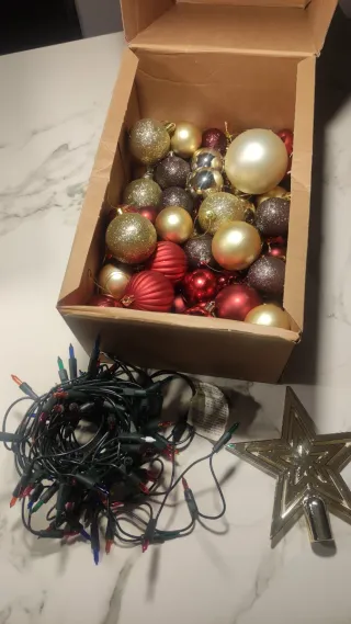 Decoración Navideña: Bolas, Luces y Estrella