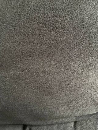 Sofá gris oscuro de dos plazas