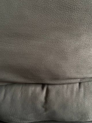 Sofá gris oscuro de dos plazas