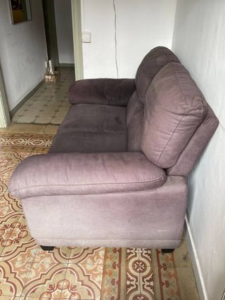 Sofá gris oscuro de dos plazas