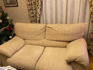 2 Sofás de tela beige con relleno de plumon
