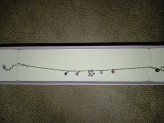 Pulsera plateada con 5 abalorios de colores