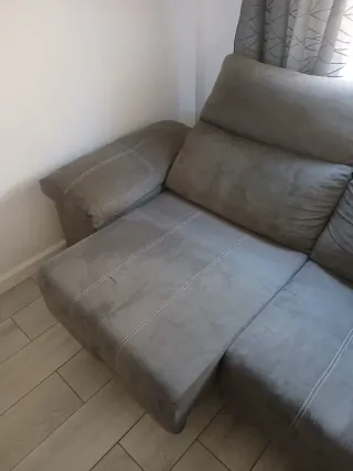 Sofá modular gris con chaiselongue