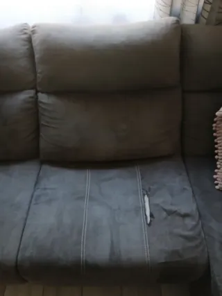 Sofá modular gris con chaiselongue