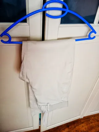 Pantalón chino beige