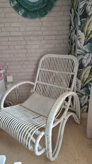 Sillón de mimbre blanco