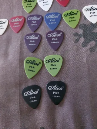 20 púas de guitarra Alice (varios grosores)
