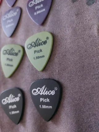 20 púas de guitarra Alice (varios grosores)