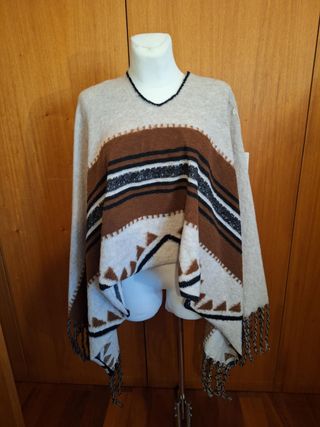 Poncho bege e castanho com franjas
