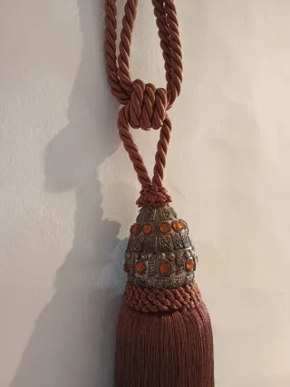 Borlas decorativas marrón y dorada