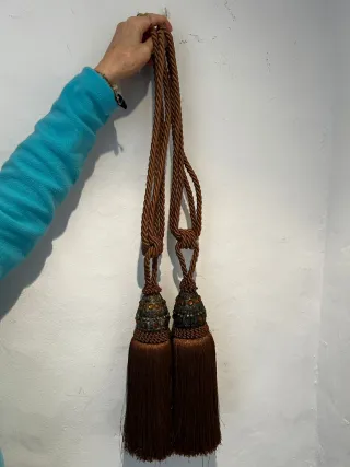 Borlas decorativas marrón y dorada