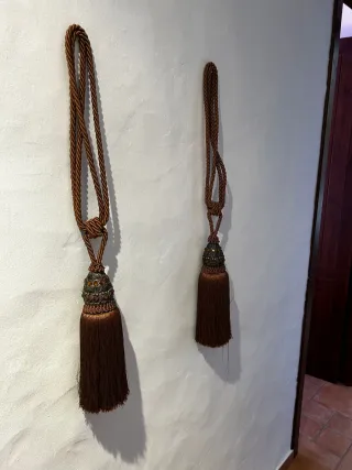 Borlas decorativas marrón y dorada