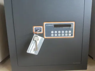 Cassaforte Nera e Arancione