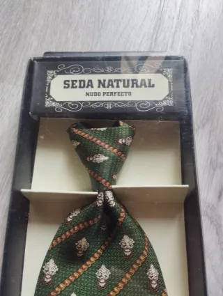 Corbata de seda natural, nueva