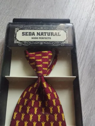 Corbata de seda natural, nueva