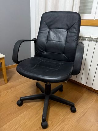 Cadeira de escritório em pele preta