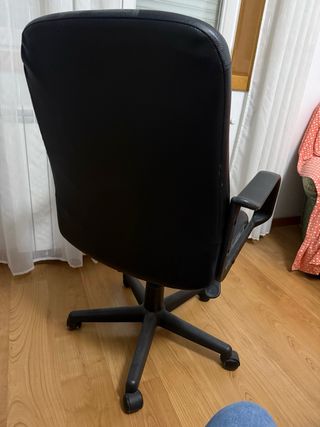 Cadeira de escritório em pele preta