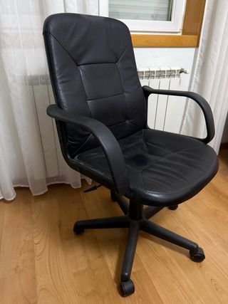 Cadeira de escritório em pele preta