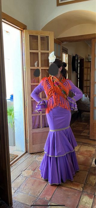 Traje de flamenca morado con detalles naranjas