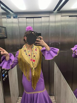 Traje de flamenca morado con detalles naranjas