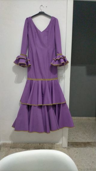 Traje de flamenca morado con detalles naranjas