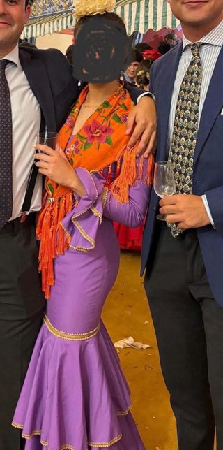 Traje de flamenca morado con detalles naranjas