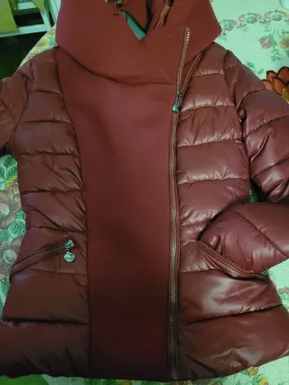 Bellissimo e particolare giubbino rosso con cappuc