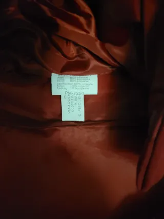 Bellissimo e particolare giubbino rosso con cappuc