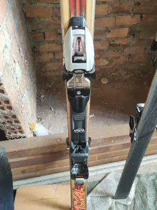 Esquís Dynastar con fijaciones