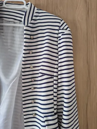 Americana rayas blanca y azul marino entallada