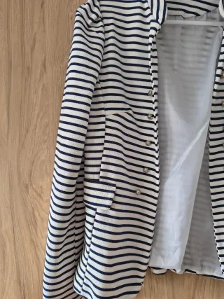 Americana rayas blanca y azul marino entallada