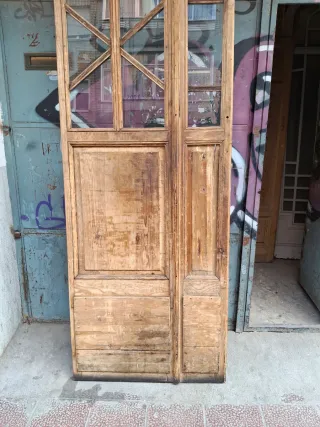 Puerta antigua de madera con cristales
