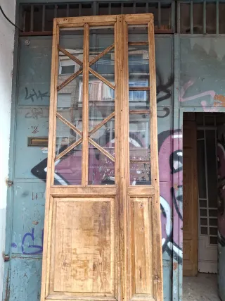Puerta antigua de madera con cristales