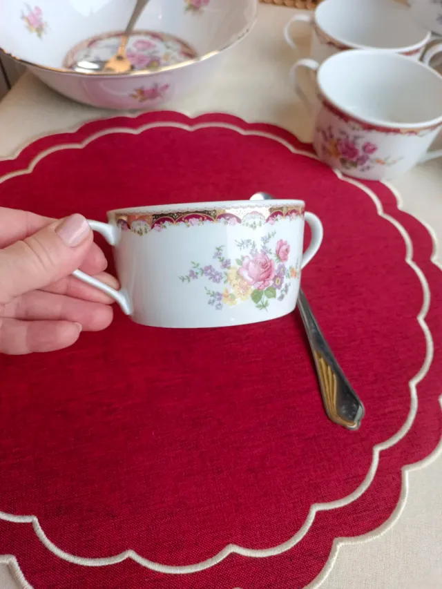 6 tazones y cucharas