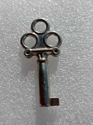 Chiave antica con impugnatura a tre cerchi