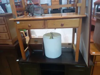 Escritorio de pino con cajones