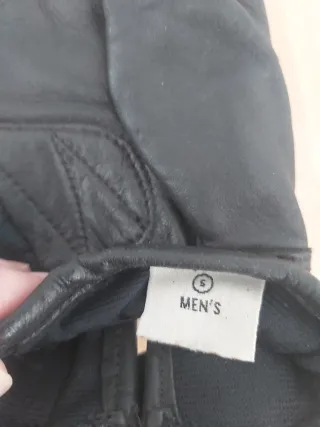 Guantes de piel negros