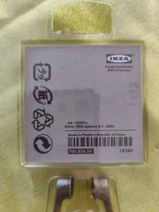 8 Maniglie per mobili in metallo e plastica