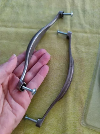 8 Maniglie per mobili in metallo e plastica