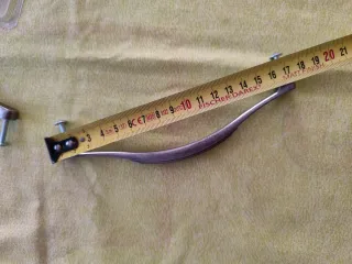 8 Maniglie per mobili in metallo e plastica